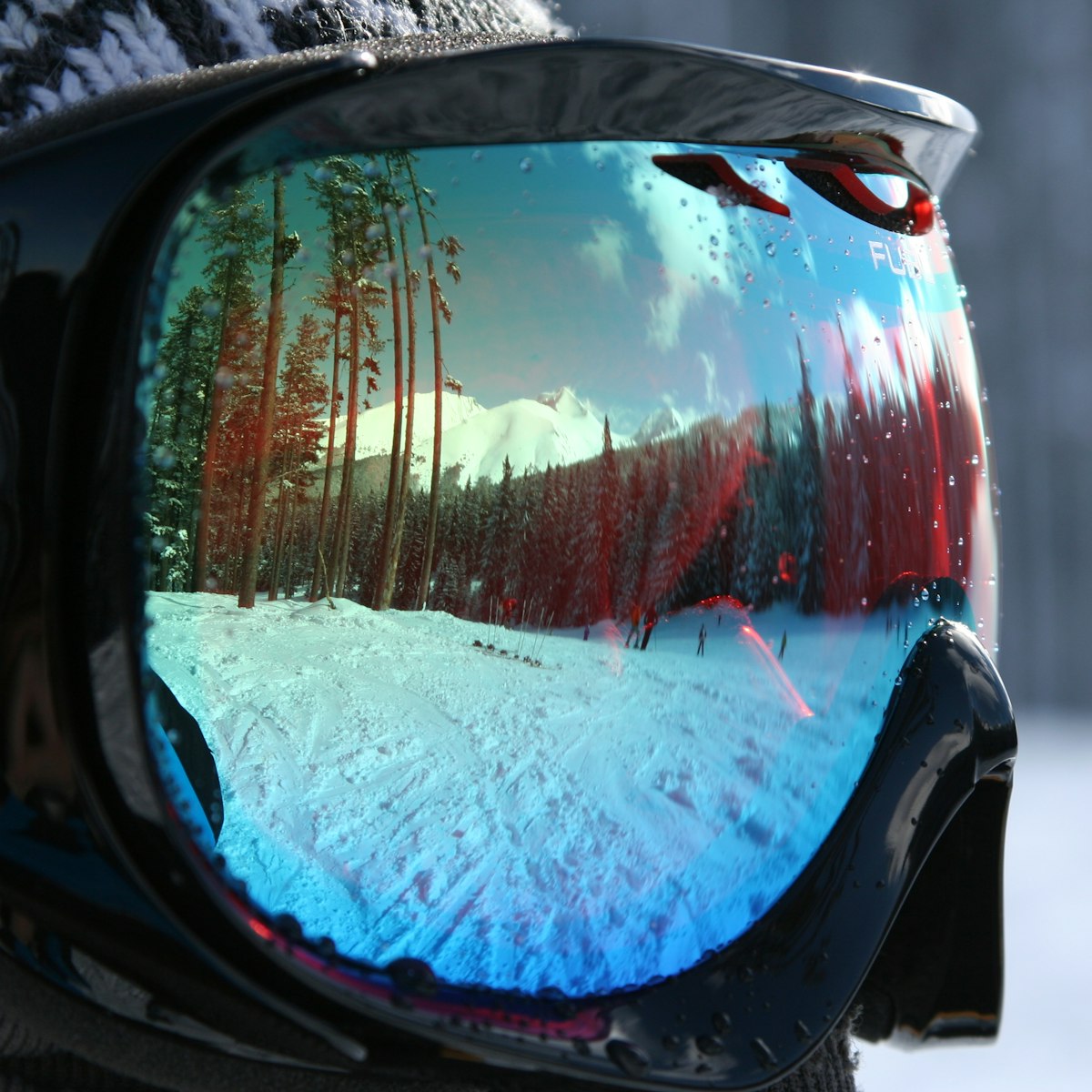 Mirrored sports goggles